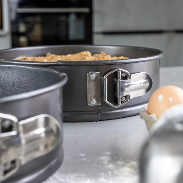 MasterClass Non Stick Set Of 2 Spring Form Cake Pans 7 MasterClass Non Stick Set Of 2 Spring Form Cake Pans - Image 5